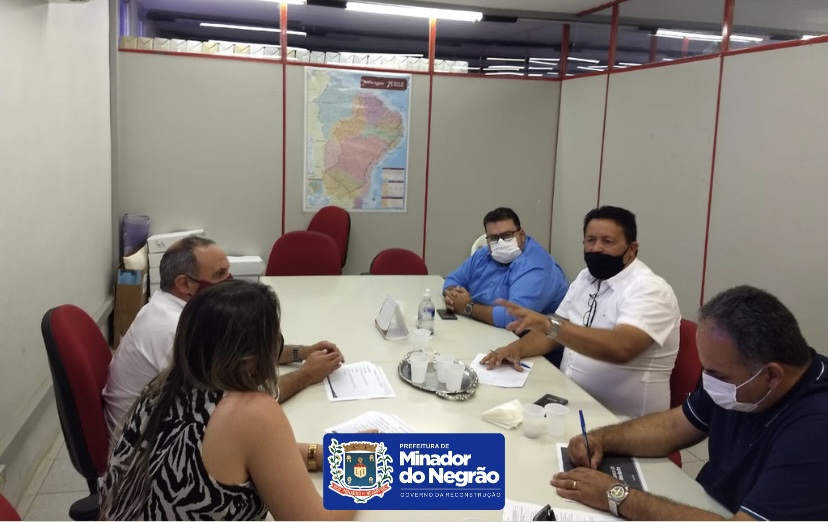 No momento você está vendo Prefeito se reúne com representantes do Banco do Nordeste em busca de linha de crédito para agricultores de Minador do Negrão