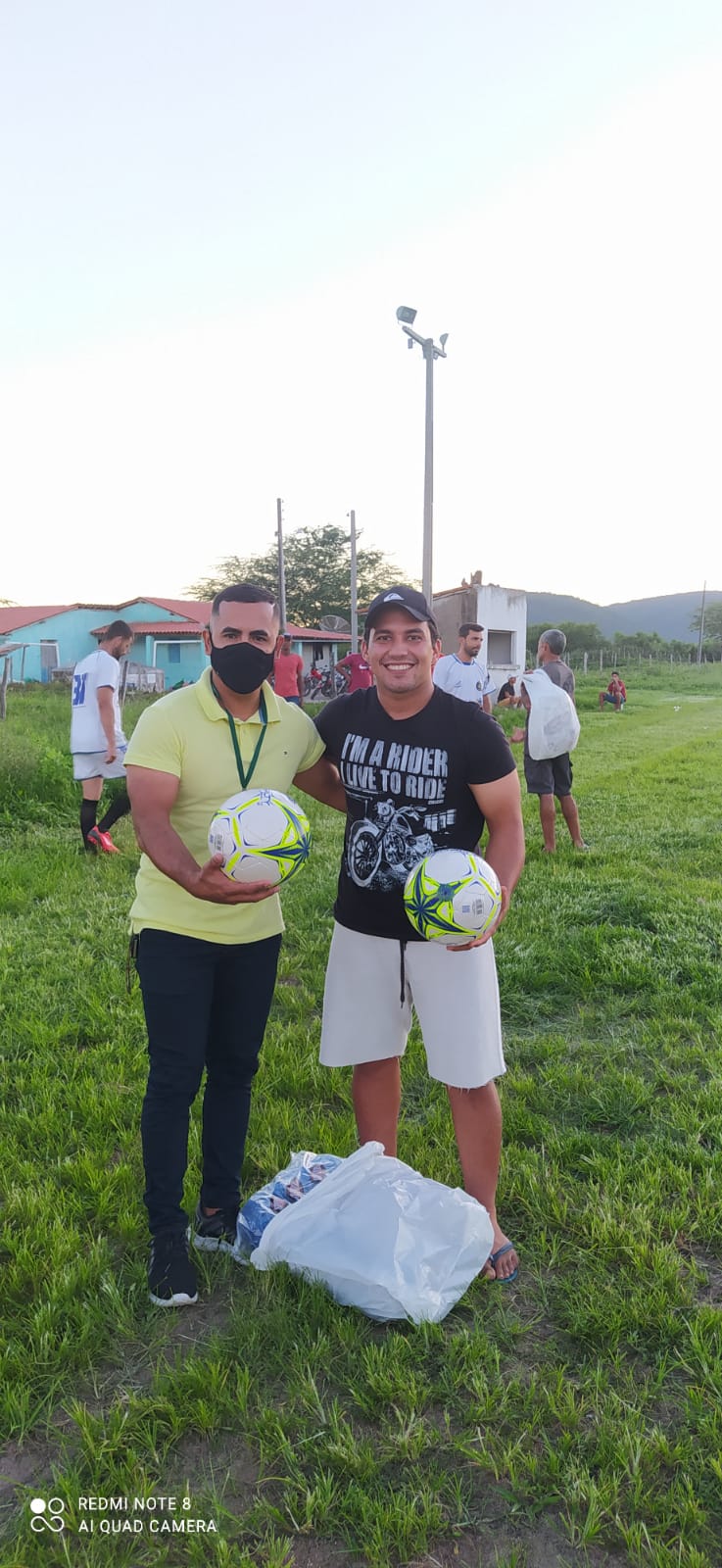 No momento você está vendo Secretaria de Esportes distribui kits para equipes de futebol amador de Minador do Negrão